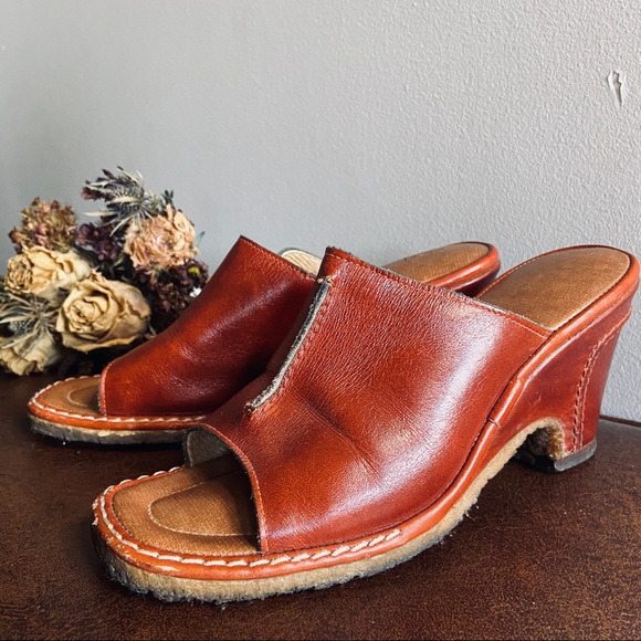 Vintage Shoes - 1970’s Cognac Leather Crepe Heels